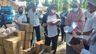 Disdukcapil Kota Serang memusnahkan ribuah KTP El dan KIA.