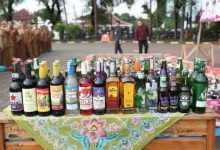 Pemkot Serang musnahkan 2.829 botol minuman keras. Foto Antara
