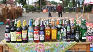Pemkot Serang musnahkan 2.829 botol minuman keras. Foto Antara