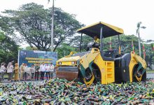 Pemusnahan minuman keras di DKI Jakarta. Foto: Diskominfotik DKI Jakarta