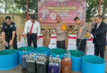 Polres Serang musnahkan 5.061 botol minuman keras. Foto: Yono