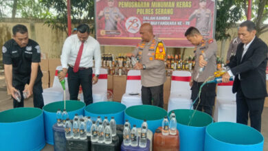 Polres Serang musnahkan 5.061 botol minuman keras. Foto: Yono