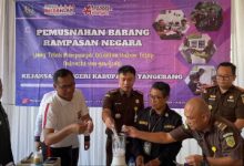 Kejari Kab Tangerang musnahkan barang bukti kejahatan. foto: Iqbal Kurnia