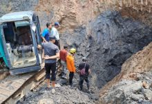 Pengerahan eksavator mencari 2 penambang batu bara yang tertimbun longsor di Lebak. Foto: Antara