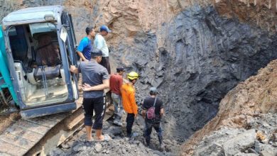 Pengerahan eksavator mencari 2 penambang batu bara yang tertimbun longsor di Lebak. Foto: Antara