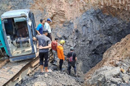 Pengerahan eksavator mencari 2 penambang batu bara yang tertimbun longsor di Lebak. Foto: Antara