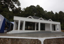 Penampakan masjid negeri atas awan.