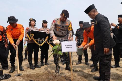 Kapolda Banten, Irjen Pol Suyudi Ario Seto menanam seribu pohon mangrove. Foto: Antara