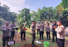 Penanaman pohon di Polres Serang dalam rangkaiah HUT Bhayangkara. Foto: Yono