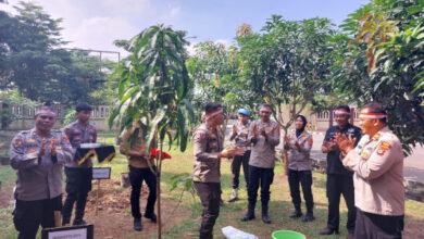 Penanaman pohon di Polres Serang dalam rangkaiah HUT Bhayangkara. Foto: Yono