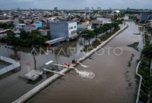 Upaya penanganan banjir dengan pompa di Tangerang. Foto Antara