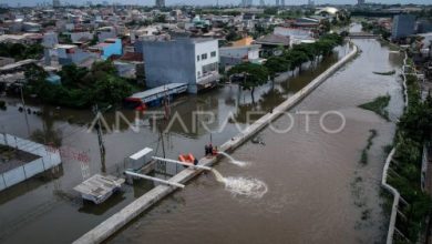 Upaya penanganan banjir dengan pompa di Tangerang. Foto Antara