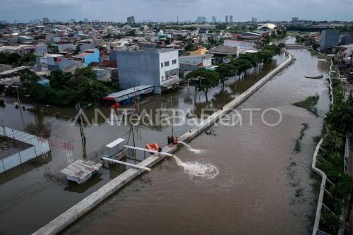 Upaya penanganan banjir dengan pompa di Tangerang. Foto Antara