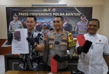 Jumpa pers penangkapan pelaku pembunuhan badak cula satu. Foto: Yono