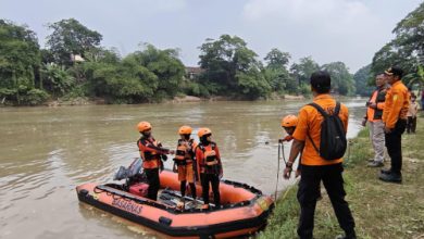 Pencarian remaja tenggelam di Sungai Ciujung, Lebak. Foto Daeng Yusvin