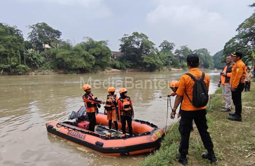Pencarian remaja tenggelam di Sungai Ciujung, Lebak. Foto Daeng Yusvin