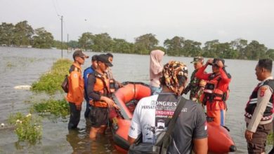 Tim SAR di Kabupaten Serang mencari seorang warga yang diakbarkan terseret banjir. Foto Antara