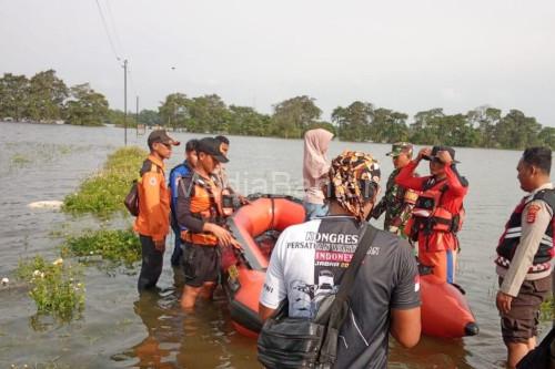 Tim SAR di Kabupaten Serang mencari seorang warga yang diakbarkan terseret banjir. Foto Antara