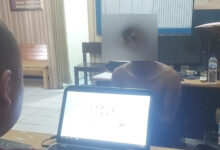 Tersangka pencuri 2 HP di Sentul diperiksa polisi. Foto: Yono