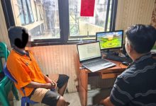 Pencuri sepeda motor di Binuang sedang diperiksa. Foto Yono