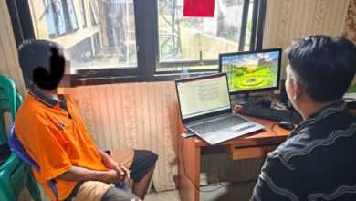 Pencuri sepeda motor di Binuang sedang diperiksa. Foto Yono