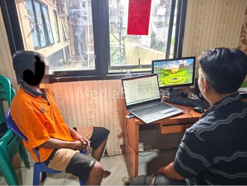 Pencuri sepeda motor di Binuang sedang diperiksa. Foto Yono