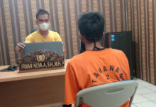 Pengamen jalanan mencuri motor di Lontar.