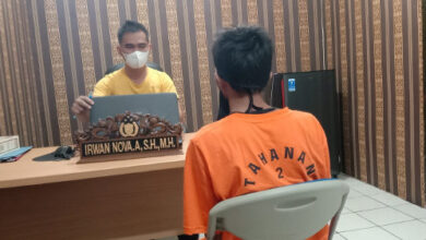 Pengamen jalanan mencuri motor di Lontar.