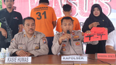 Kapolsek Kopo, Iptu Satibi beri keterangan soal pencuri motor. Foto: Yono