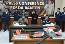 Koferensi pers Polda Banten soal pencurian kabel sinyal KA. Foto Yono