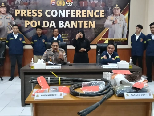 Koferensi pers Polda Banten soal pencurian kabel sinyal KA. Foto Yono