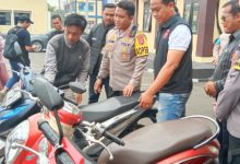 Kapolres Serang, AKBP Wiwin Setiawan menunjukan barang bukti pencuri motor parkiran. Foto: Yono
