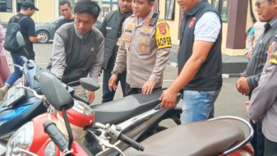 Kapolres Serang, AKBP Wiwin Setiawan menunjukan barang bukti pencuri motor parkiran. Foto: Yono