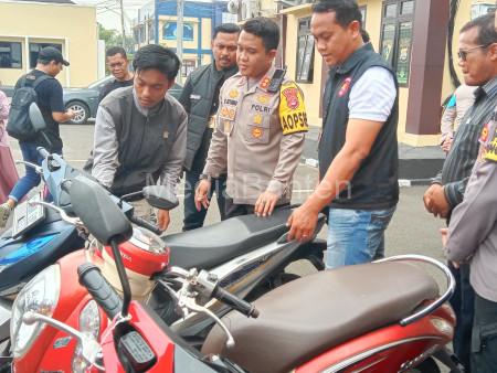 Kapolres Serang, AKBP Wiwin Setiawan menunjukan barang bukti pencuri motor parkiran. Foto: Yono