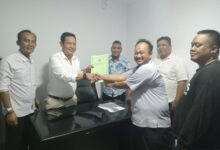 Tb Ibnu Ibadurcahman kembalikan berkas pendaftaran Calon Ketua Kadin Kota Serang. Foto: Arif Soleh