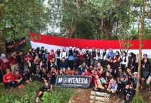 Komunitas Pendaki Banten (KPB) membentangkan bendera 10 meter di puncak Gunung Prakasak dalam Harlah Pancasila. Foto Nana Sutisna Amdan