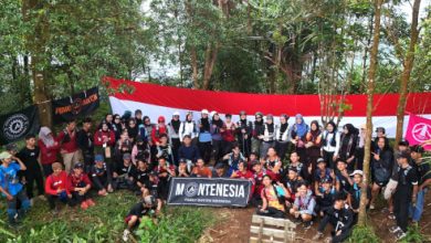 Komunitas Pendaki Banten (KPB) membentangkan bendera 10 meter di puncak Gunung Prakasak dalam Harlah Pancasila. Foto Nana Sutisna Amdan