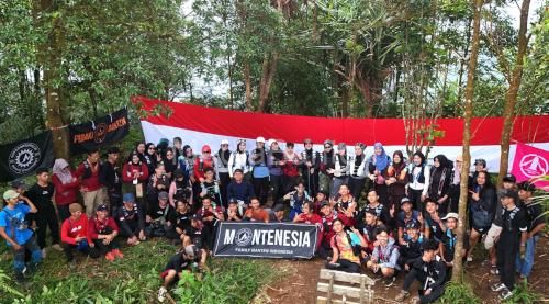 Komunitas Pendaki Banten (KPB) membentangkan bendera 10 meter di puncak Gunung Prakasak dalam Harlah Pancasila. Foto Nana Sutisna Amdan