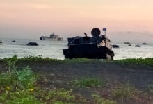 Pendaratan pasukan tank amfibi di daerah musuh dalam Latihan Armada Jaya. Foto: Ahmad Munawir - Menkav 2 Mar