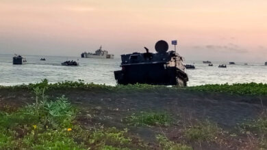 Pendaratan pasukan tank amfibi di daerah musuh dalam Latihan Armada Jaya. Foto: Ahmad Munawir - Menkav 2 Mar