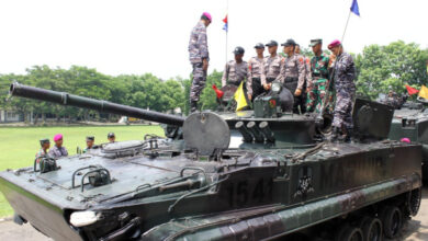 Siswa Kodiklatal dan SPN tengah melihat ranpur. Foto: Ahmad Munawir - Menkav 2 Mar