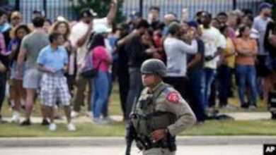 Paska penembakan massal di Mal Alen Taxes. Foto: Reuters / VOA