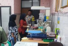 Kapolsek Ciruas, Kompol Muhammad Chuaib menitipkan bayi di Puskesmas Ciruas. foto: Yono