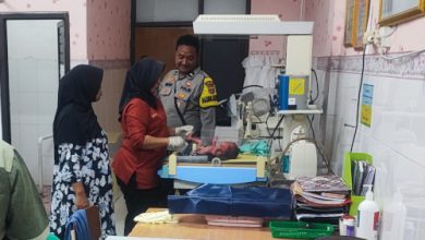 Kapolsek Ciruas, Kompol Muhammad Chuaib menitipkan bayi di Puskesmas Ciruas. foto: Yono