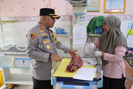 Kapolres Serang, AKBP Candra Sasong menenguk bayi yang ditemukan di pinggir jalan. Foto: YOno