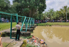 Sosok mayat lelaki membusuk mengambang di irigasi Kampung Jambu Bol.
