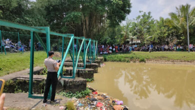 Sosok mayat lelaki membusuk mengambang di irigasi Kampung Jambu Bol.