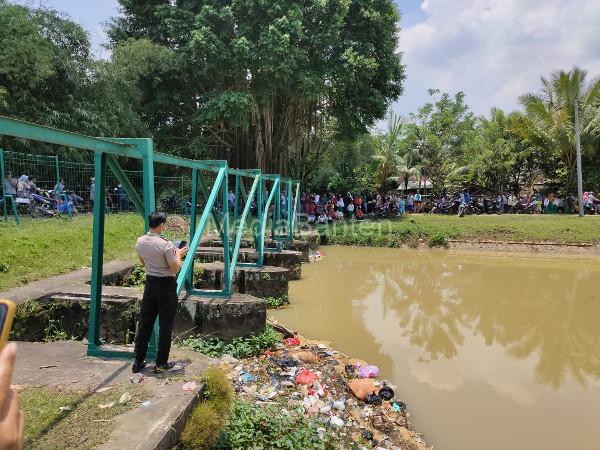 Sosok mayat lelaki membusuk mengambang di irigasi Kampung Jambu Bol.