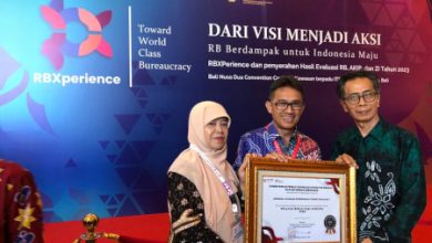 Penyerahan penghargaan zona integritas ke LLDIKTI V Kemendikbudristek di Yogyakarta. Foto: Humas LLDIKTI V