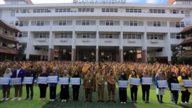 Penerima Bansos Biaya Pendidikan Perguruan Tinggi di Kota Tangerang. Foto: Antara